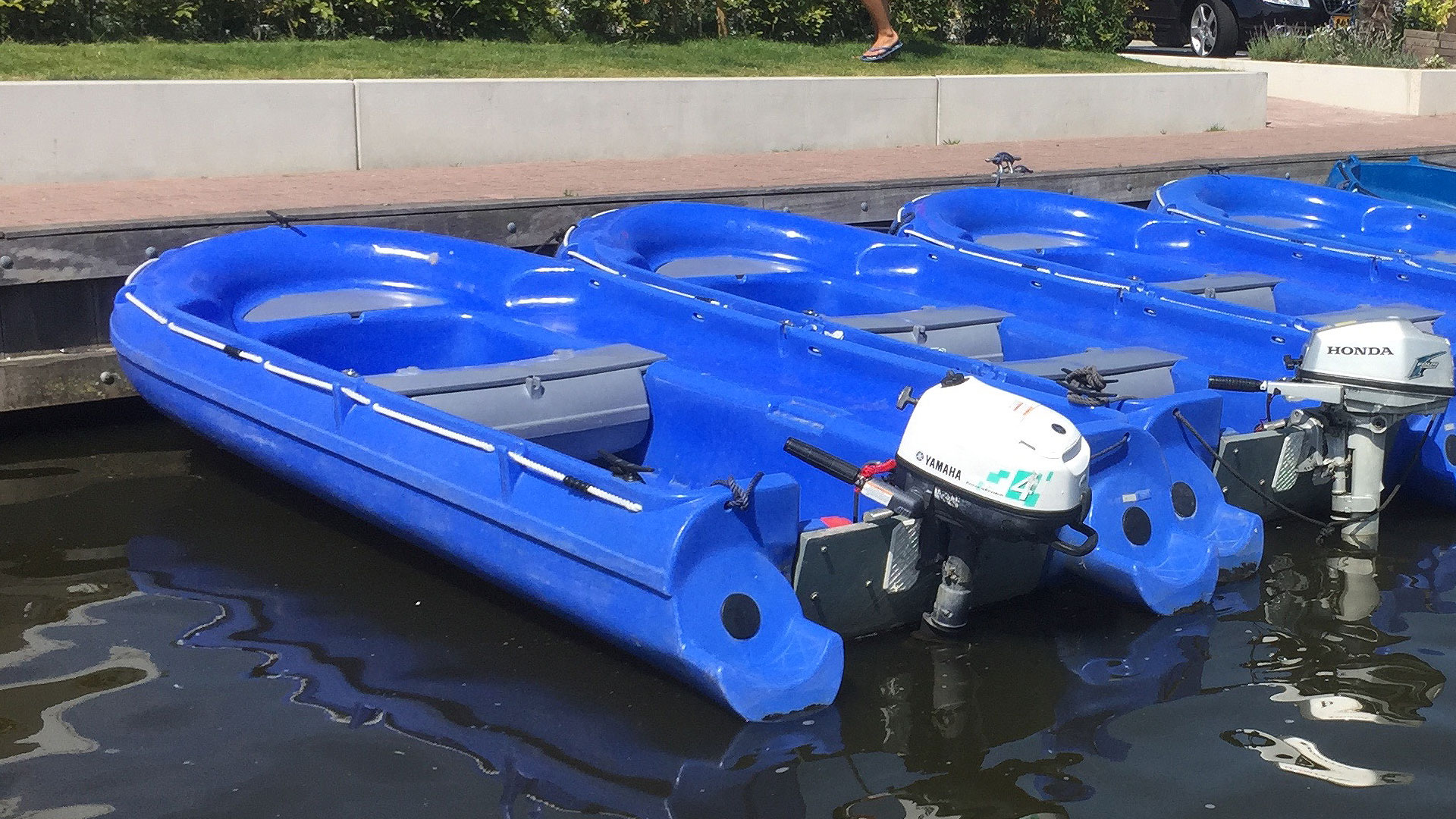 Een motorboot met 4pk buitenboordmotor