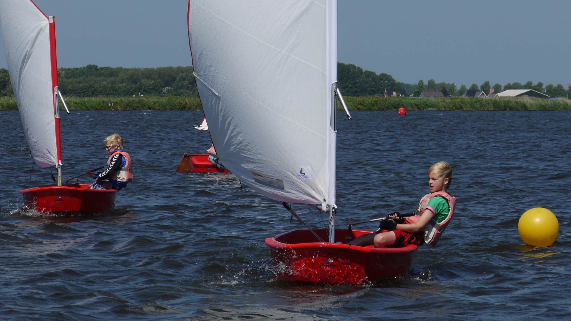 Optimist zeilboot huren op het water