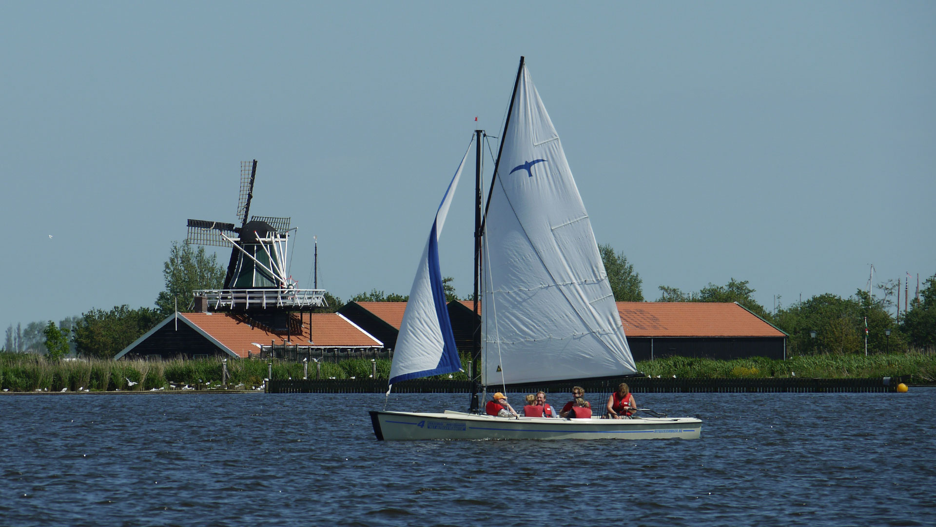 Een Polyvalk huur zeilboot op het water