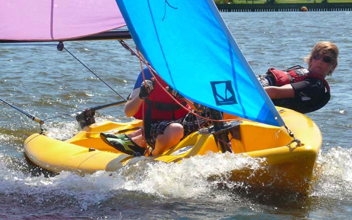 Een laser Pico met 2 personen op het water