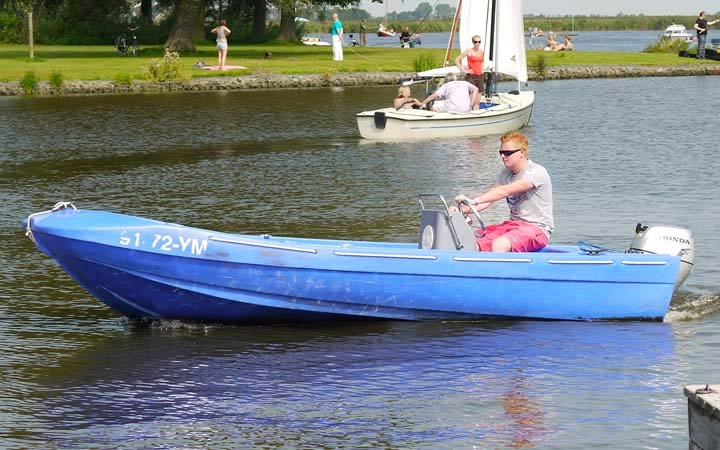 Een motorboot huren met stuurconsole