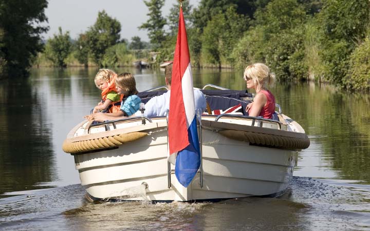 Foto van een familie op een sloep
