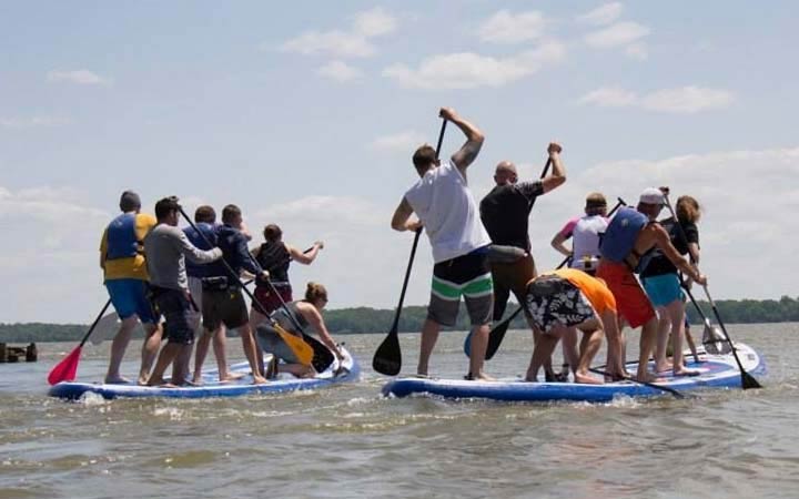 Collega's op een SUP board