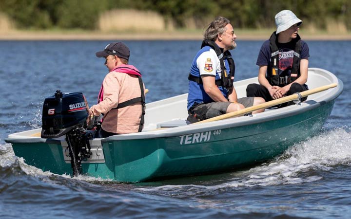 Verhuur motorboten op het water varen