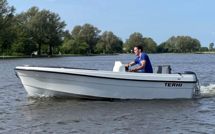 Een motorboot huren met stuur