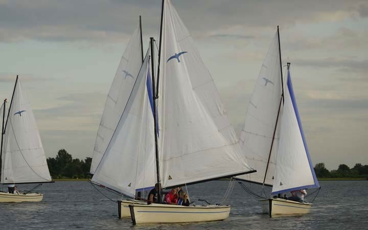 Zeilende mensen op het meer
