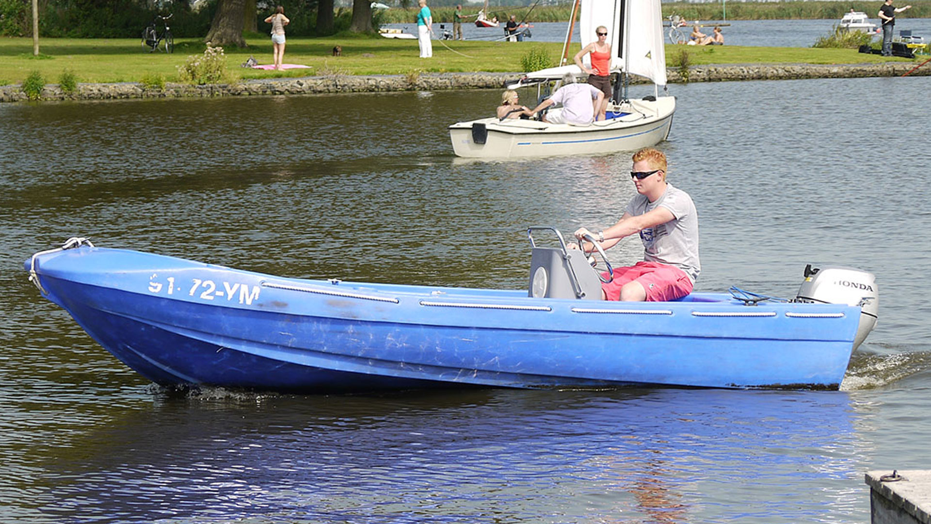 Ein gemietetes Motorboot mit Konsole und Lenkrad